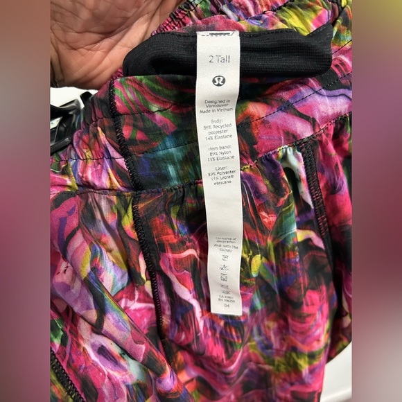 Lululemon Hotty Hot Low Rise Shorts - Hyper Flow Multi 4" - Picture 5 of 5